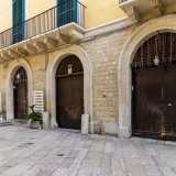 ...con portoni in legno scuro, cos� simili tra loro da non far capire quale sia l�effettivo ingresso
